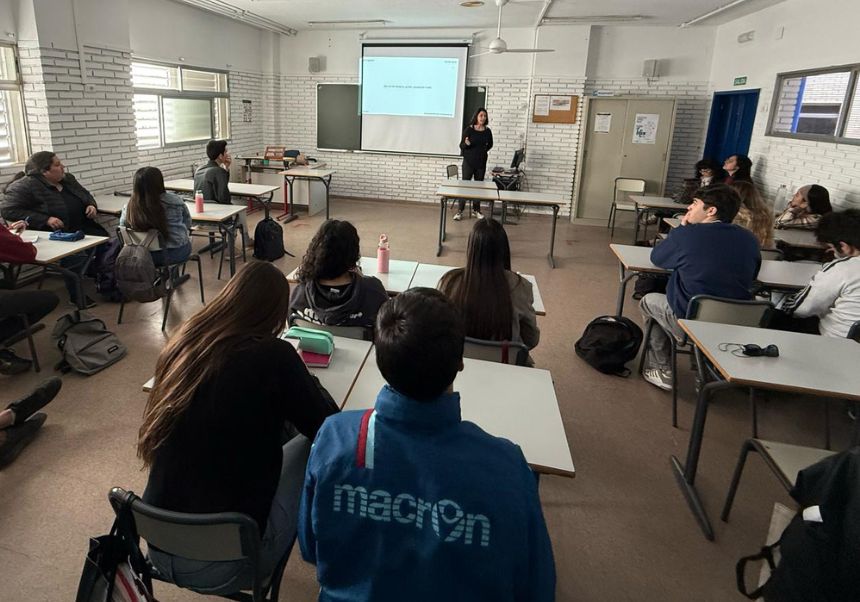 Asistentes atendiendo la explicación.